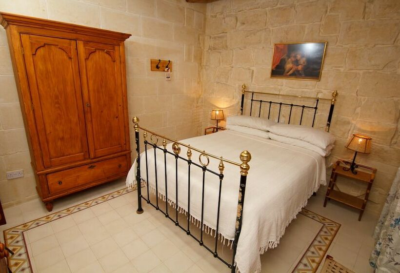 اتاق اکونومی, Maria's B&b