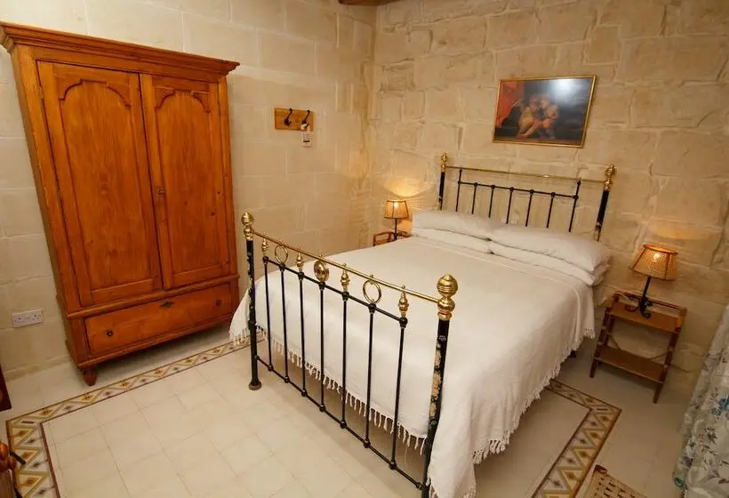 اتاق اکونومی, Maria's B&b