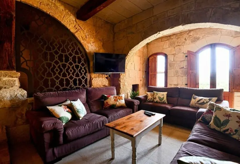 اتاق اکونومی, Maria's B&b