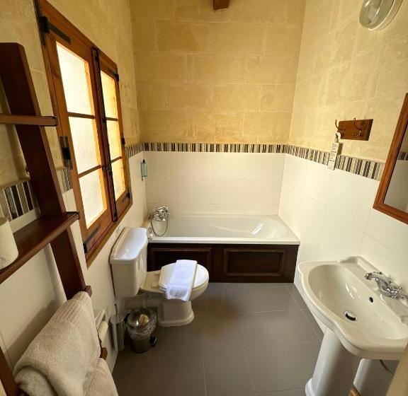 اتاق اکونومی, Maria's B&b