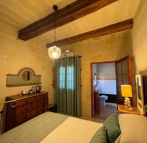 اتاق اکونومی, Maria's B&b