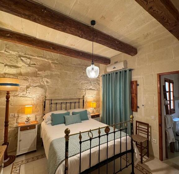 اتاق اکونومی, Maria's B&b