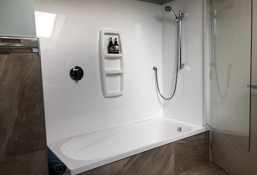 高级三人间, Karanda Bnb