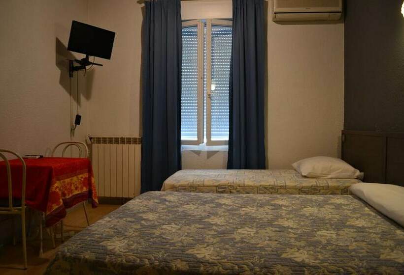 غرفة عائلية مطلّة علي البحر, L Hotel Du Port