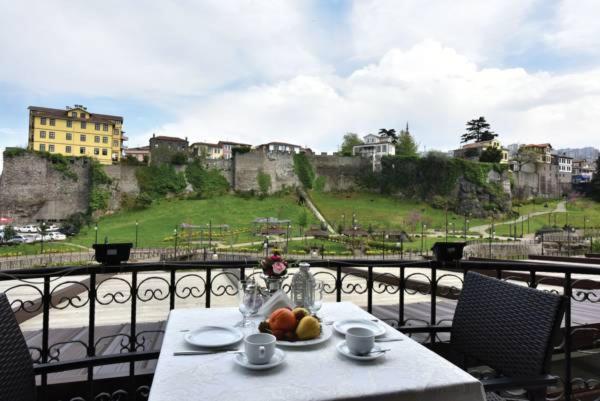 اتاق لوکس با چشم‌انداز باغ, Zagnospasa Konaklari