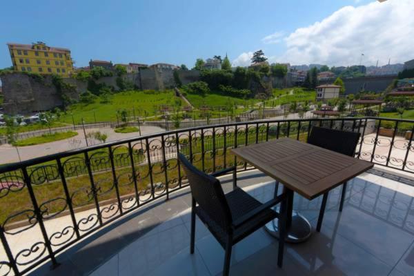 اتاق لوکس با چشم‌انداز باغ, Zagnospasa Konaklari