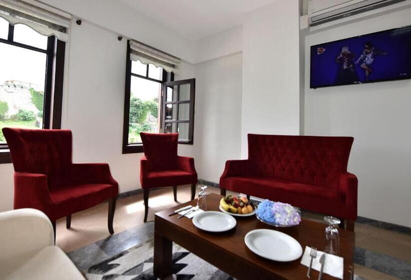 سوئیت جونیور با چشم‌انداز باغ, Zagnospasa Konaklari