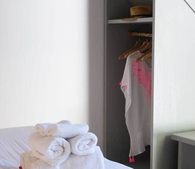 اتاق خانوادگی, Aletro Cottage Houses