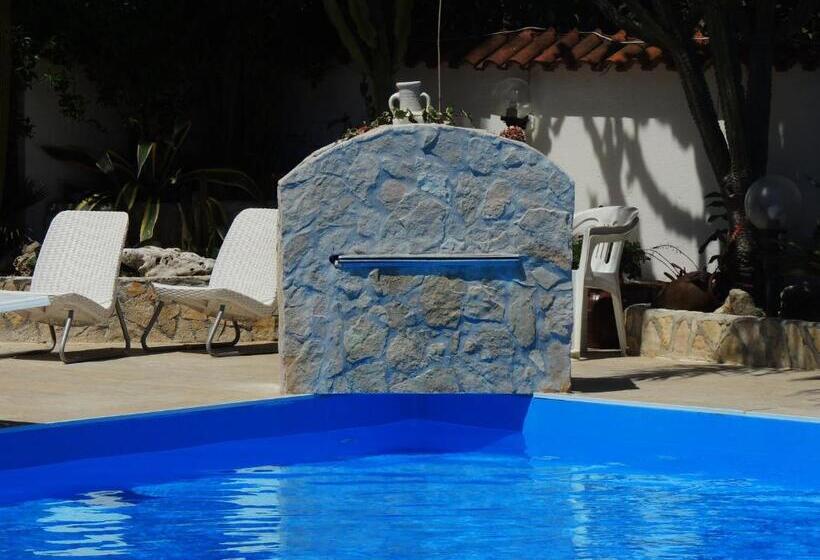 标准工作室, All'ombra Del Noce B&b