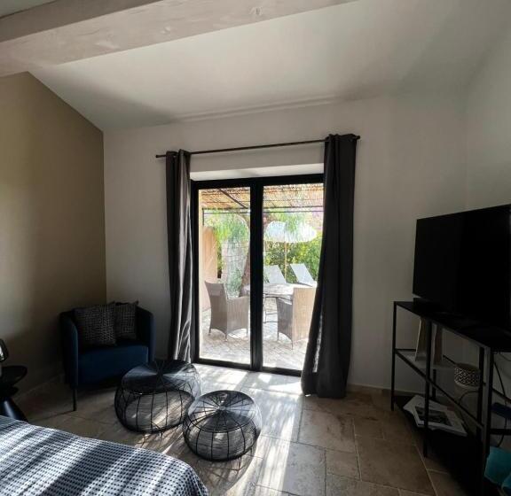 Студия Стандарт, Auberge De L Oumède