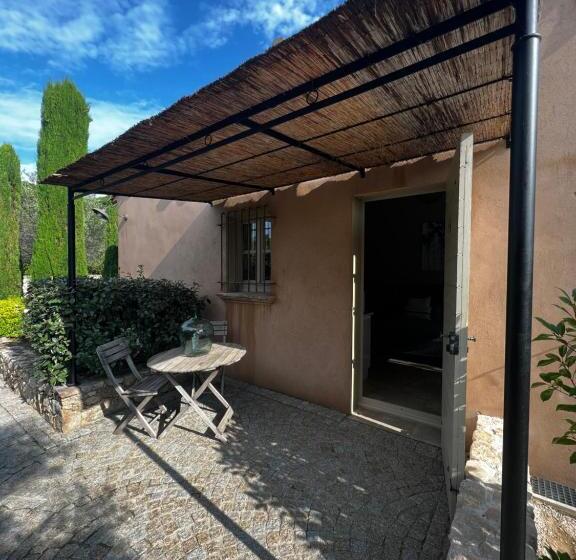 Студия Стандарт, Auberge De L Oumède