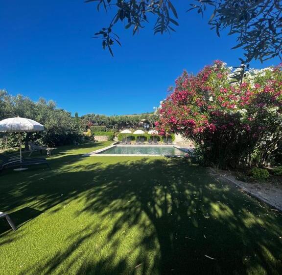 Люкс с Террасой, Auberge De L Oumède