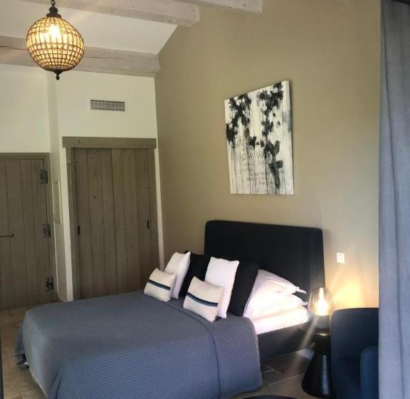 Студия Стандарт, Auberge De L Oumède