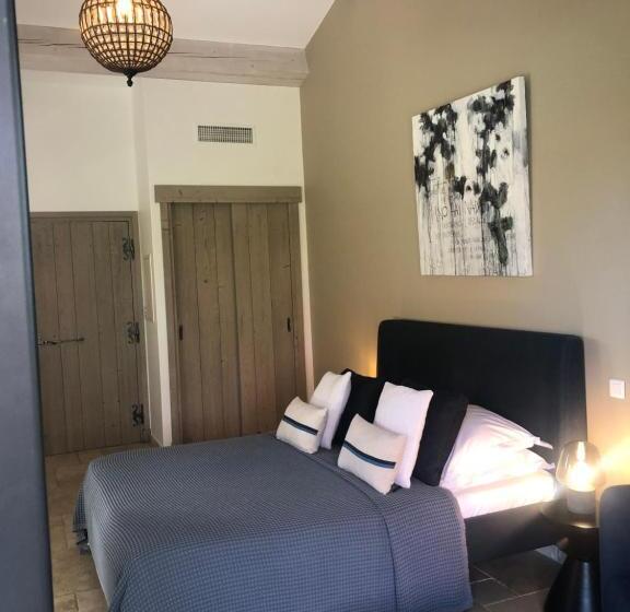 Студия Стандарт, Auberge De L Oumède