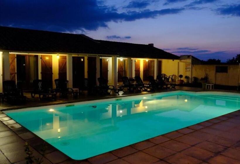 Номер Стандарт Вид на Бассейн, Auberge De La Fadaise