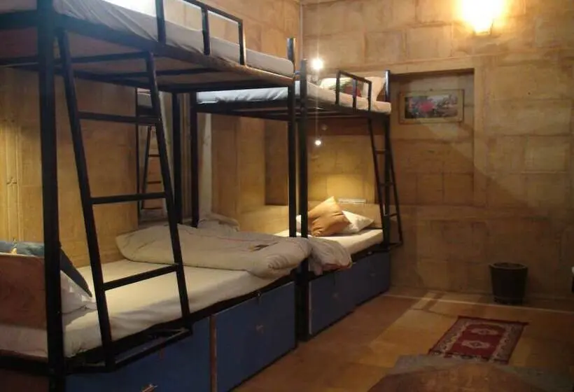 تختخواب در اتاق مشترک, Oasis Haveli Jaisalmer