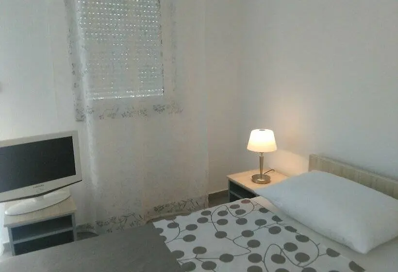 اتاق خانوادگی, Villa Aurora
