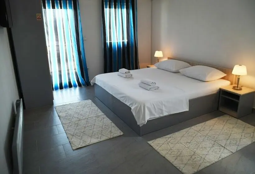 اتاق خانوادگی, Villa Aurora