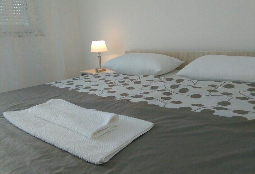 اتاق خانوادگی, Villa Aurora