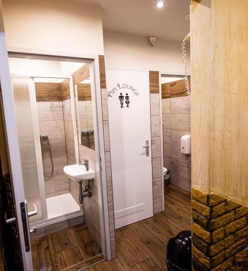 스탠다드 트리픔 룸 공동욕실, Do Step Inn Central   Self Service Hostel