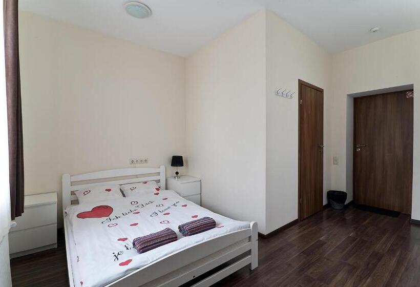 اتاق استاندارد, Happy