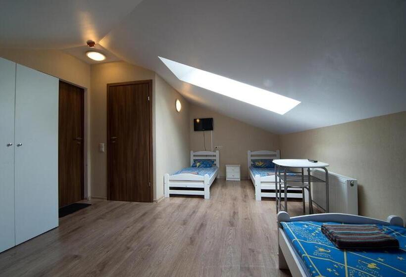 اتاق استاندارد سه نفره, Happy