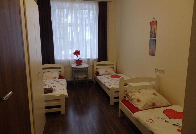 اتاق استاندارد سه نفره, Happy