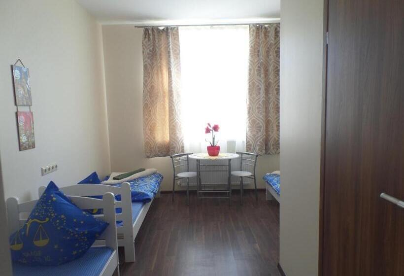 اتاق استاندارد سه نفره, Happy