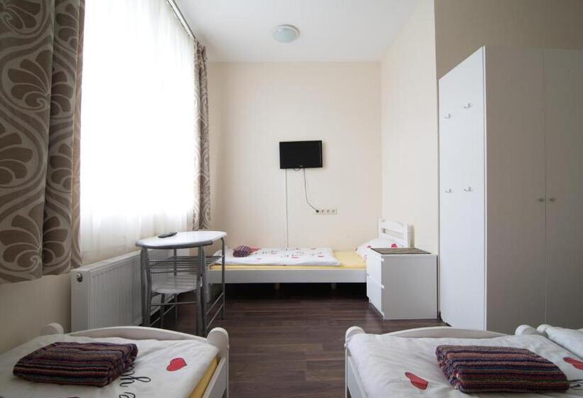 اتاق استاندارد سه نفره, Happy