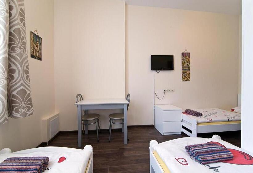 اتاق استاندارد سه نفره, Happy