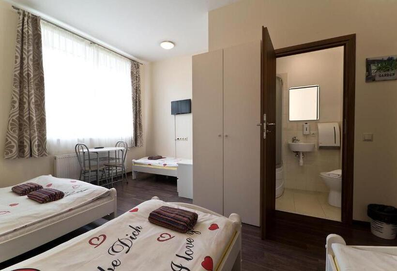 اتاق خانوادگی, Happy