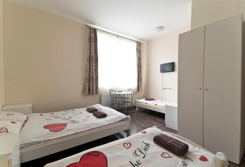 اتاق خانوادگی, Happy