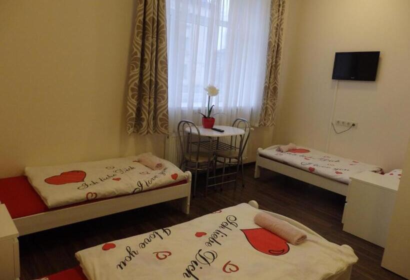 اتاق خانوادگی, Happy