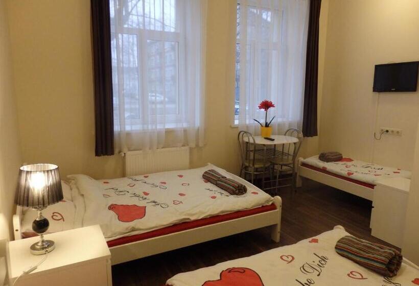 اتاق خانوادگی, Happy