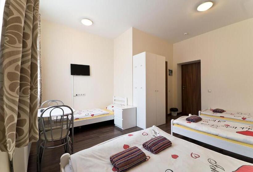 اتاق خانوادگی, Happy