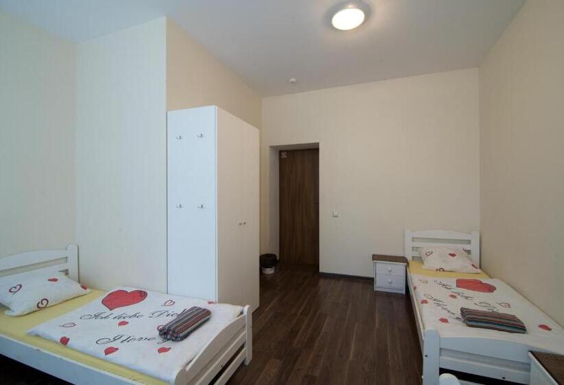 اتاق استاندارد چهار تخته, Happy