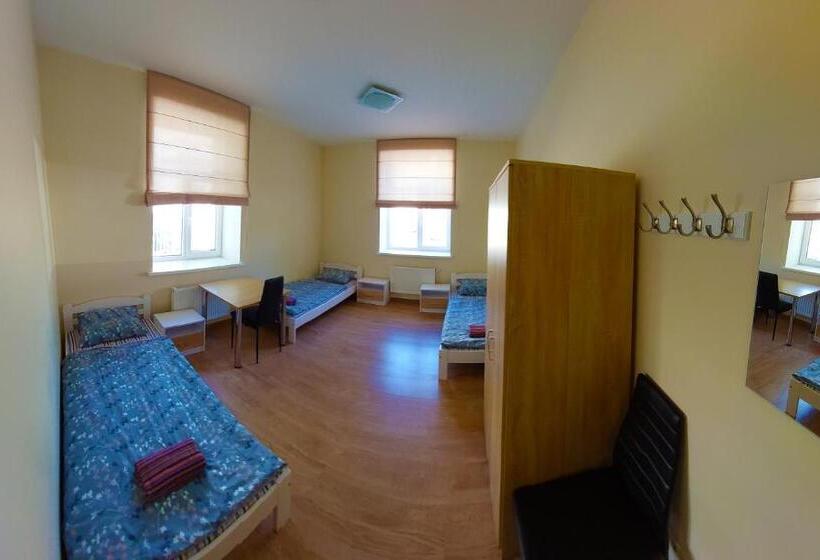 اتاق استاندارد سه تخته با سرویس بهداشتی مشترک, Happy