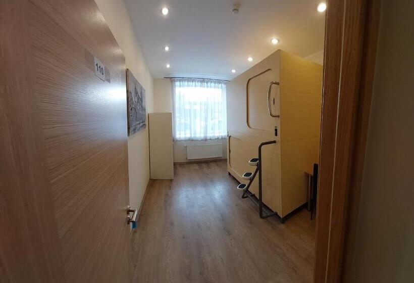 تختخواب در اتاق مشترک, Happy