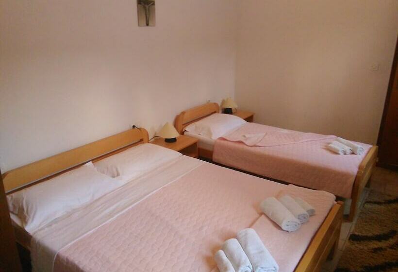 اتاق استاندارد سه نفره, Domus Damar