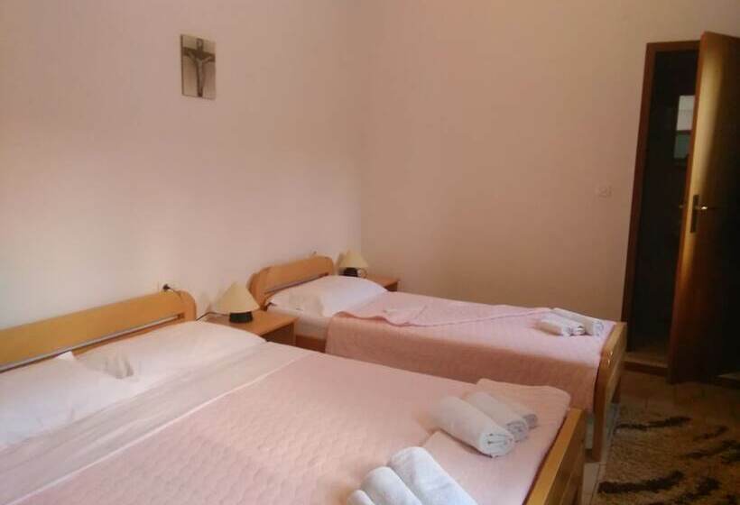 اتاق استاندارد سه نفره, Domus Damar