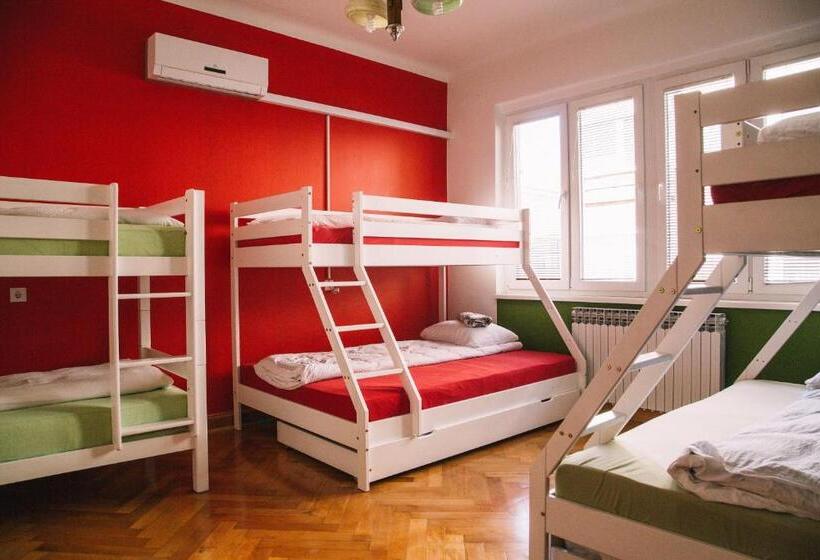 تختخواب در اتاق مشترک, Hostel Balkan Han