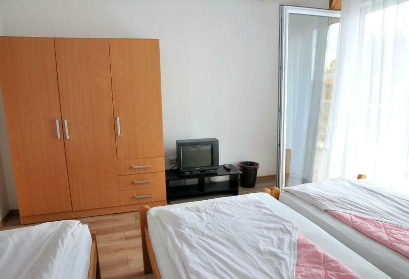 اتاق استاندارد سه تخته با بالکن, Hostel Room