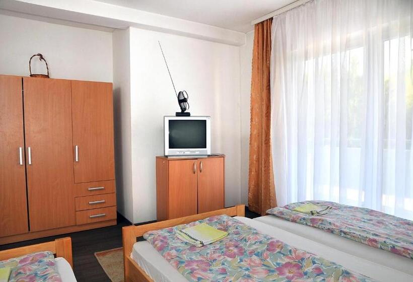 اتاق استاندارد سه تخته با بالکن, Hostel Room