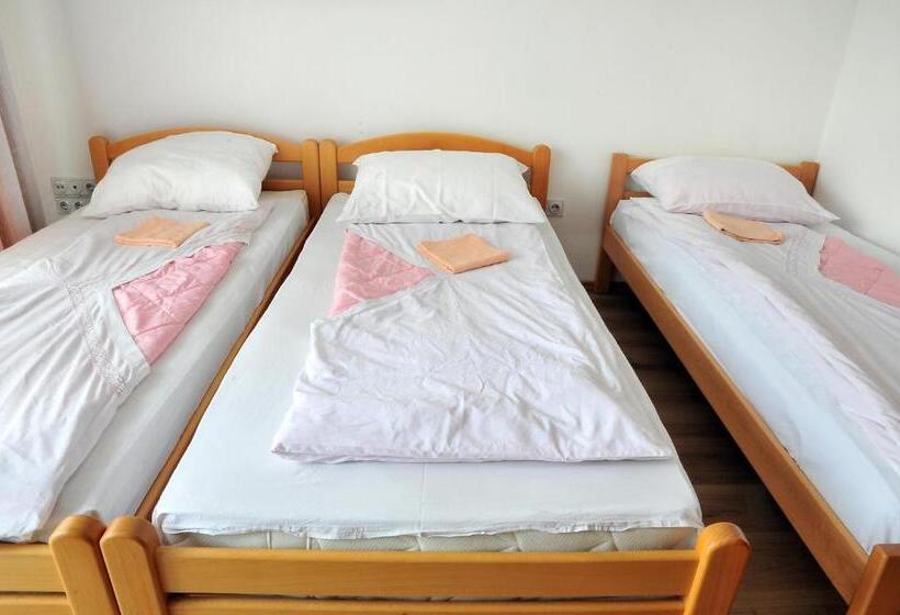 اتاق استاندارد سه تخته با بالکن, Hostel Room