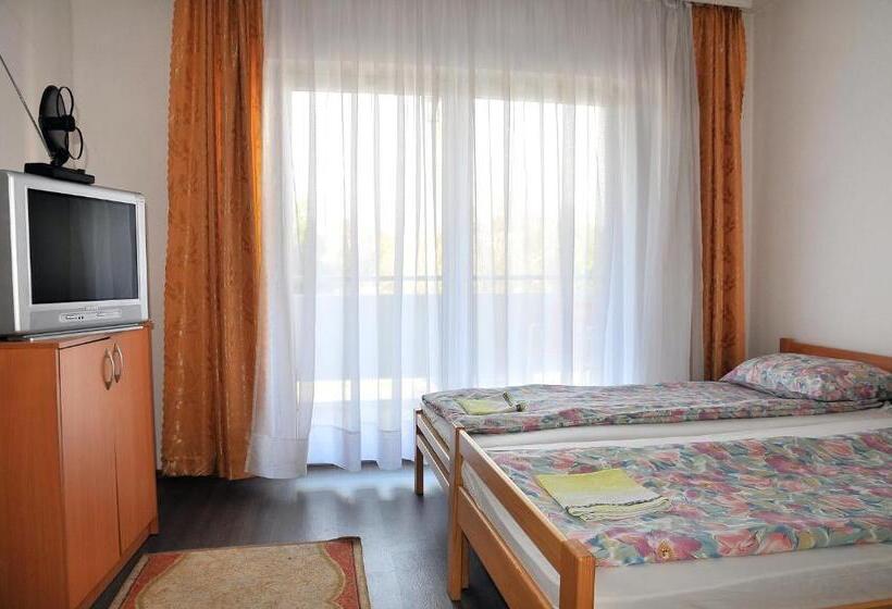 اتاق استاندارد سه تخته با بالکن, Hostel Room