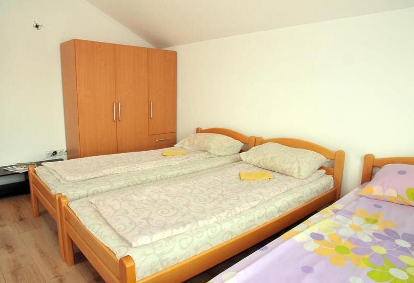 اتاق استاندارد چهار تخته, Hostel Room