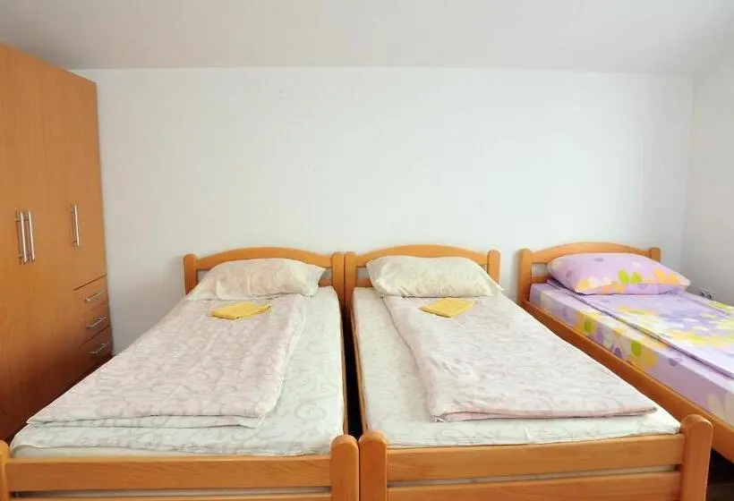 اتاق استاندارد چهار تخته, Hostel Room