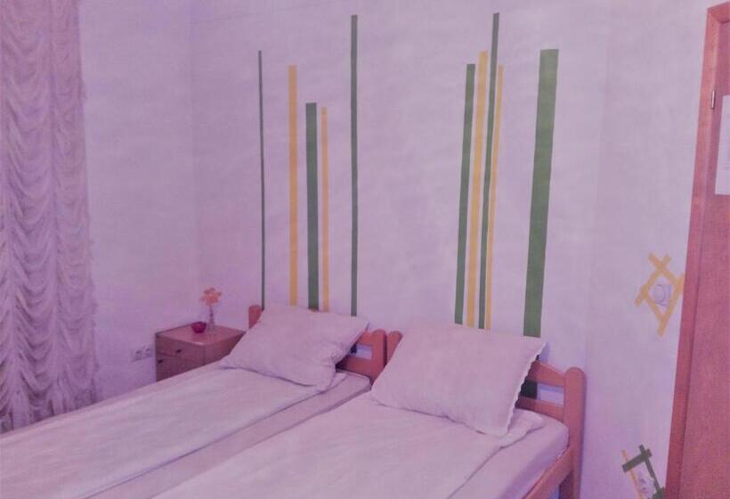 اتاق استاندارد چهار تخته, Hostel Room