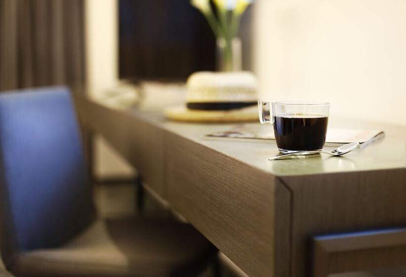 اتاق لوکس, Ease Tsuen Wan