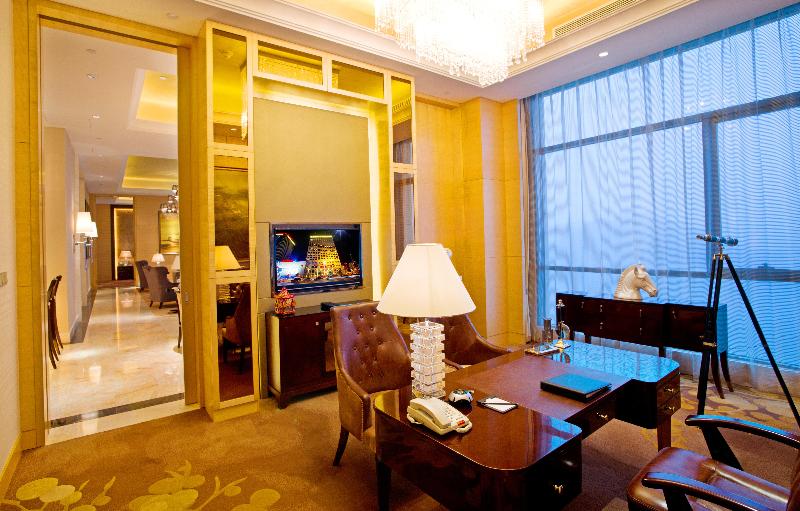 اتاق لوکس, Ease Tsuen Wan